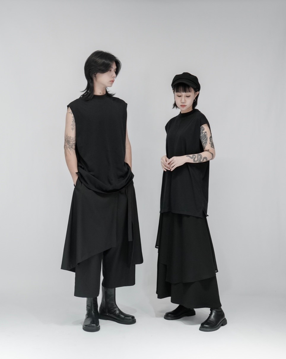 MUKK DESIGN 車線剪接微立領寬肩背心
