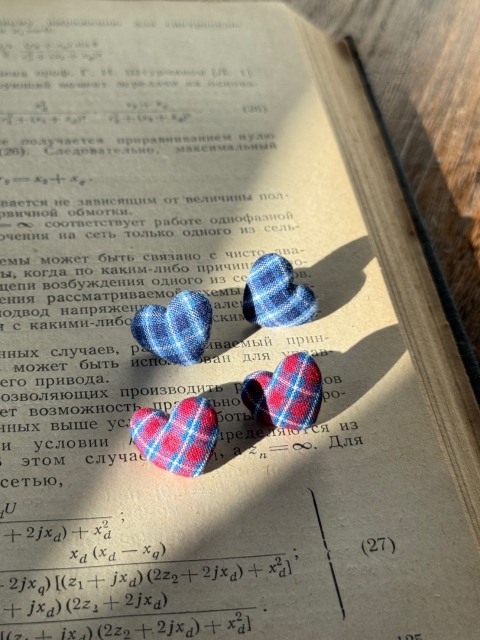 【溫暖耶誕 有點心意】FUTURO (925純銀針) 手作愛心格紋耳環