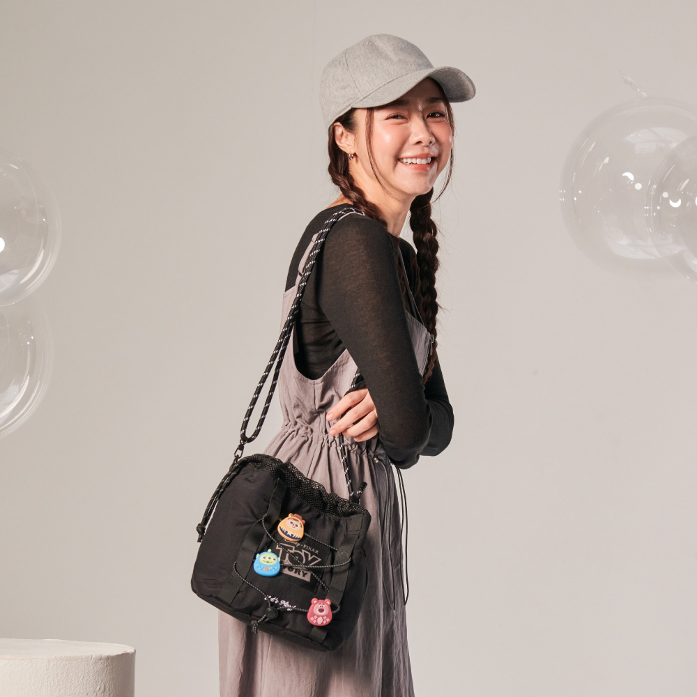【kiki STUDIO】DISNEY玩具總動員-福倒翁束口水桶包-黑